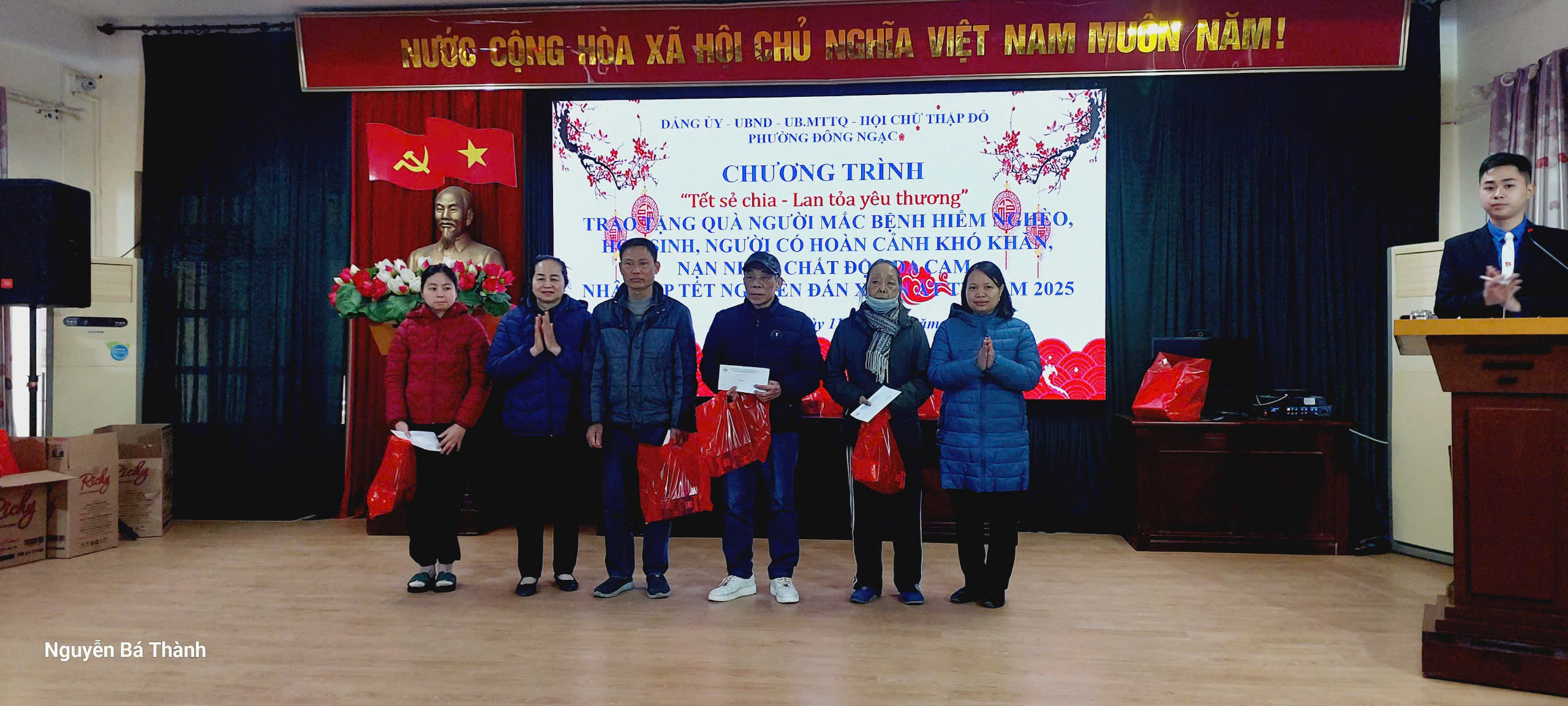 Phường Đông Ngạc trao tặng quà Tết Xuân Ất Tỵ  năm 2025